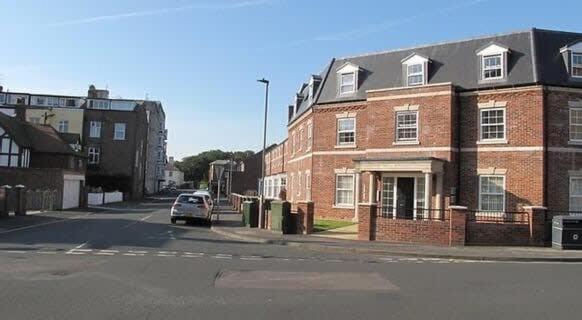 Seaside View Apartment - Sunny Bright Two Bedroom Apartment - Lift Inside Filey Exterior photo